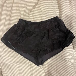 Lulu Lemon shorty Hot 2.5 Inch Black Camo Shorts